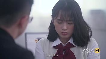 亚洲美女楚梦舒穿着性感的内衣和丝袜秀